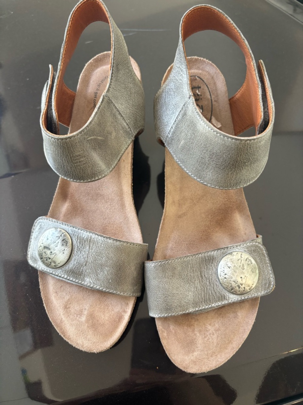 Taos Womens Metallic Grey Sandals with Decorative Button size 40